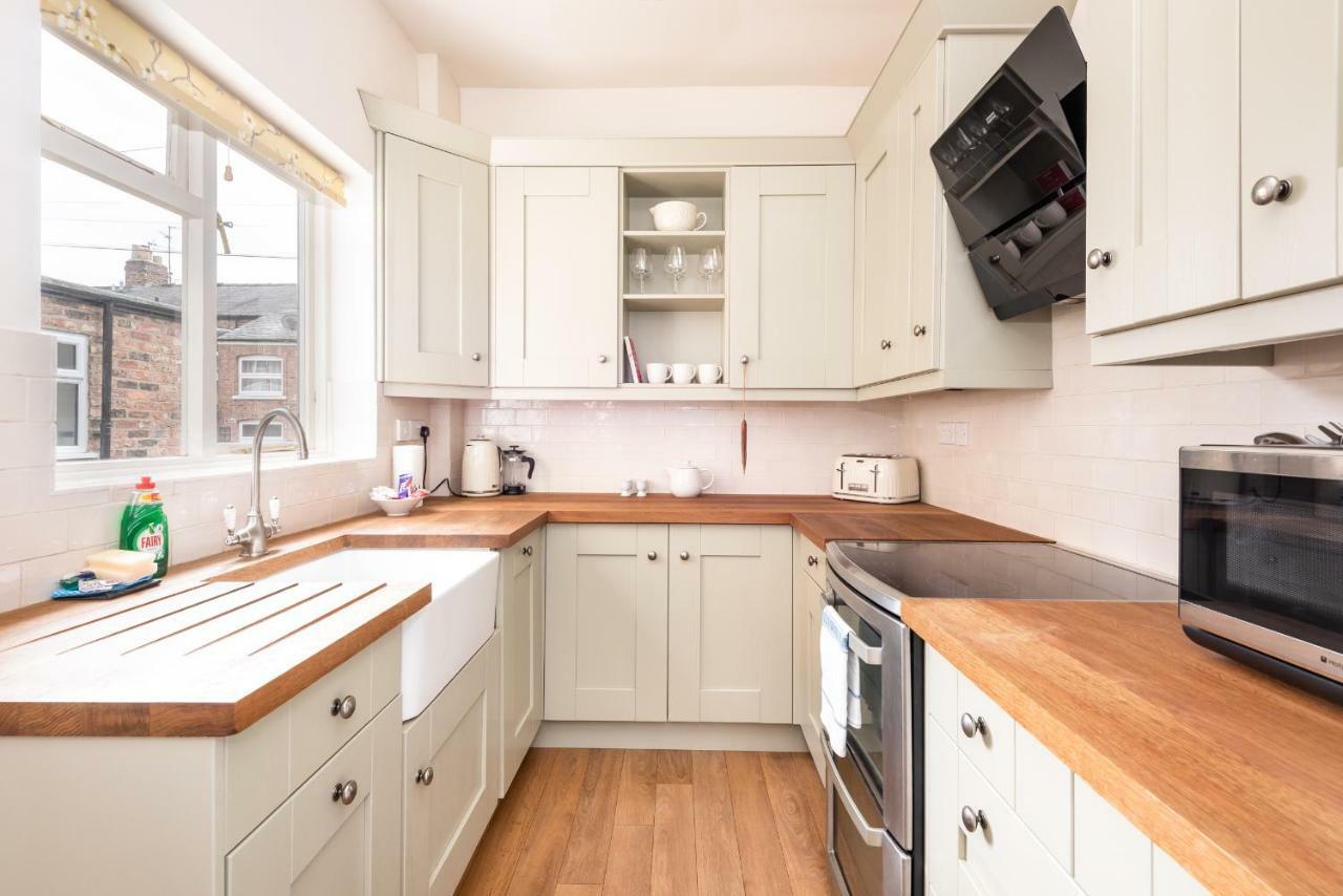 Charming Base For 5 Near Bishy Rd Pass The Keys Apartment York Bagian luar foto
